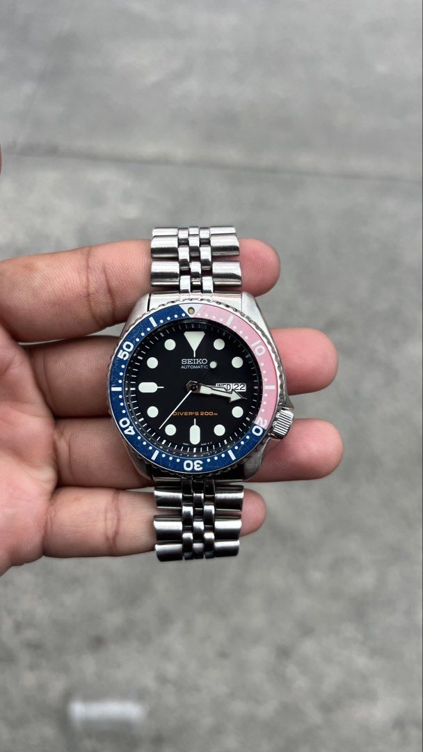 Seiko Diver “Pepsi” SKX009 (Category: Men's Watches) located in Caloocan City. Submitted by _alennchan (Listing ID 1463514517, Image 1). Description: Seiko Diver “Pepsi” SKX009 -All Original - 7s26-0020 - Condition: 9.5/10 - No issue/ Mint condition - Up to 7.5 Wrist Size - Case size approx 42mm - Rotating bezzel - Automatic Movement - Comes with replacement box - Money back if provenfake x10 Inclusions: Inner box, Outer Box, Unit, Manuals & Pape
