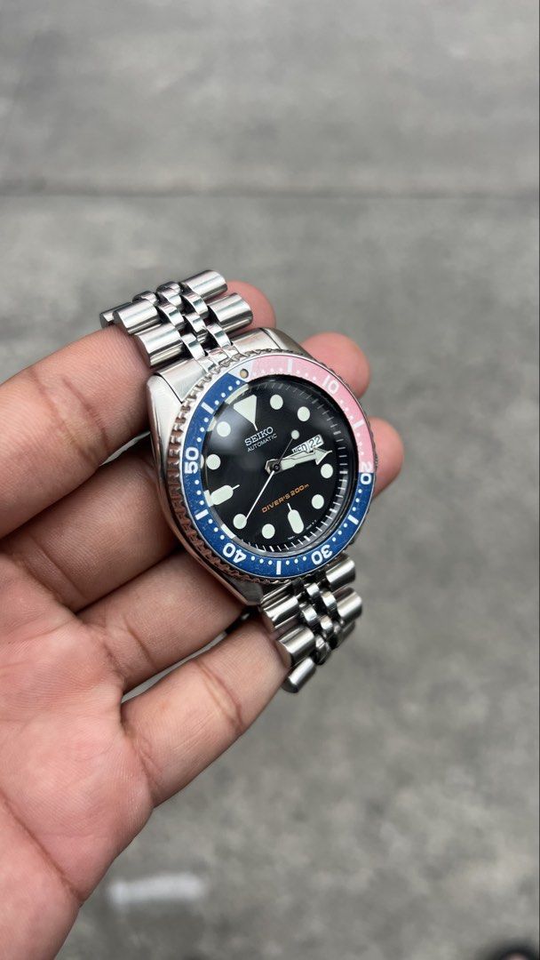 Seiko Diver “Pepsi” SKX009 (Category: Men's Watches) located in Caloocan City. Submitted by _alennchan (Listing ID 1463514517, Image 3). Description: Seiko Diver “Pepsi” SKX009 -All Original - 7s26-0020 - Condition: 9.5/10 - No issue/ Mint condition - Up to 7.5 Wrist Size - Case size approx 42mm - Rotating bezzel - Automatic Movement - Comes with replacement box - Money back if provenfake x10 Inclusions: Inner box, Outer Box, Unit, Manuals & Pape