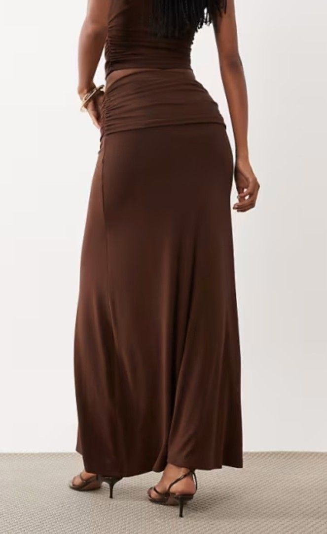 Elegant Brown Maxi Skirt (Category: Skirts) located in Trece Martires City. Submitted by closette.ph (Listing ID 1463361689, Image 1). Description: 💌 click photos to view full item - brand new - size medium to large (stretchy) - with adjustable waist strap.