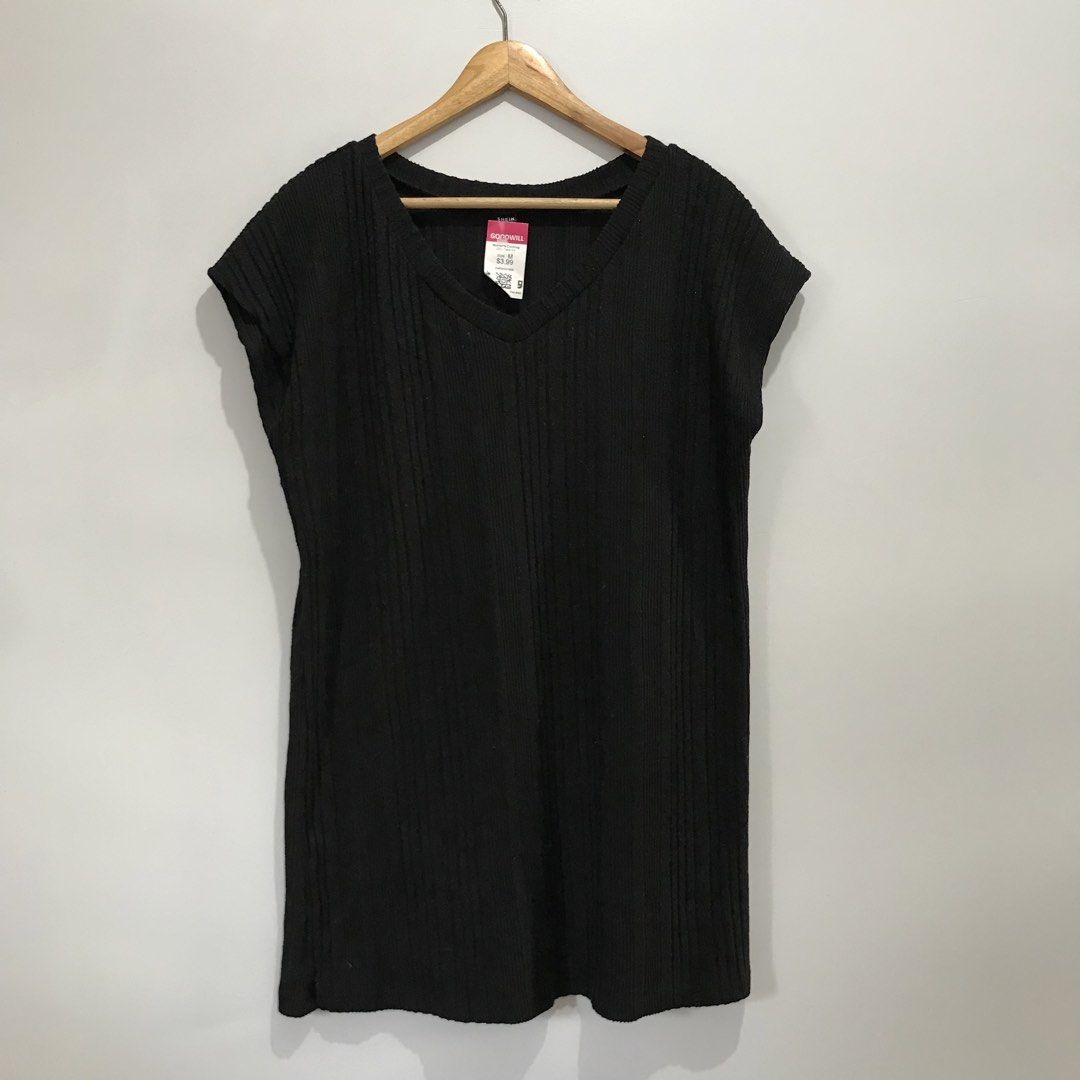 SHEIN Sleeveless Black Top (Category: Sleeveless) located in Cavite. Submitted by tanya.valentin (Listing ID 1463504869, Image 2). Description: - 24x33 .