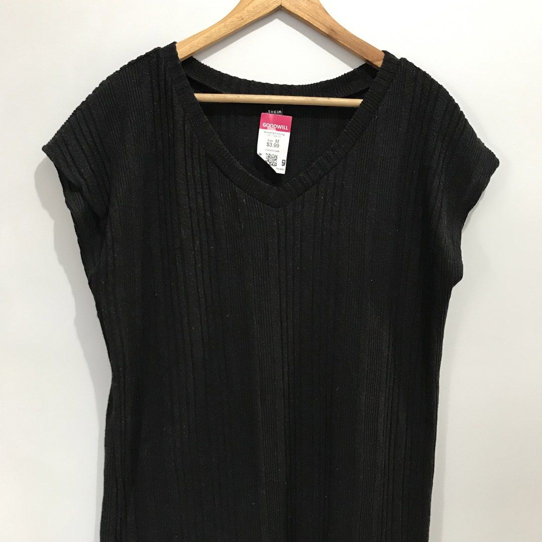 SHEIN Sleeveless Black Top (Category: Sleeveless) located in Cavite. Submitted by tanya.valentin (Listing ID 1463504869, Image 1). Description: - 24x33 .