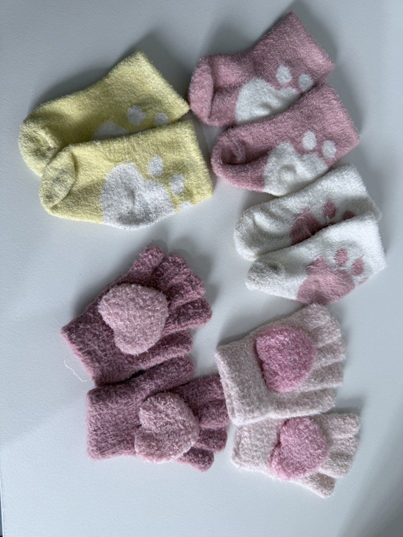 Shein Winter Socks and mittens (Category: Babies & Kids Fashion) located in Quezon City. Submitted by klengkerz (Listing ID 1463498274, Image 1). Description: Shein Mittens unused..