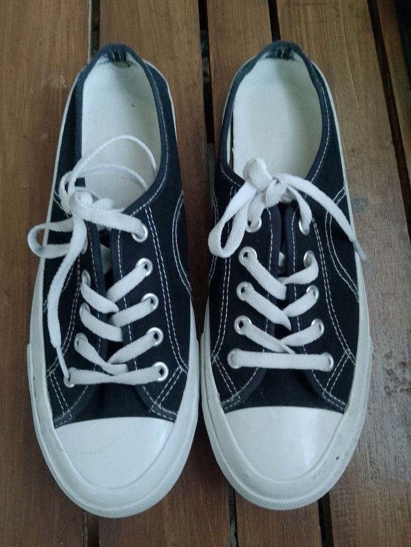 Shoopen Canvas Sneakers (Half Shoes) (Category: Sneakers) located in Cabadbaran. Submitted by ztsfinds (Listing ID 1463408179, Image 1). Description: -This is curated ukay footwear. -Size:41 /260 -Have flaws, heel drag, sign of use..