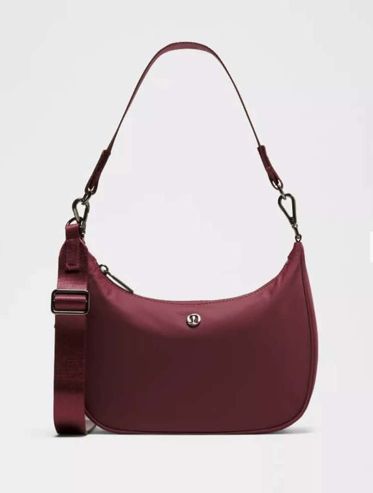 Shoulder bag 3L (Category: Luxury Bags & Wallets) located in Muntinlupa City. Submitted by mabelleadr46801 (Listing ID 1463422004, Image 2). Description: Freshdrop from London Why Lululemon made this Elevate your look while you organize your day. This mini shoulder bag’s classic shape tucks easily under your arm while intentional pockets help you keep it all together. Fit and Features Measurements Dimensions: 25.5cm x 7cm x 19.5cm (10” x 2.8” x 7