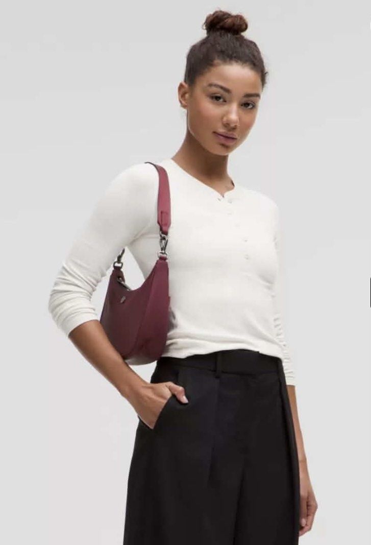Shoulder bag 3L (Category: Luxury Bags & Wallets) located in Muntinlupa City. Submitted by mabelleadr46801 (Listing ID 1463422004, Image 1). Description: Freshdrop from London Why Lululemon made this Elevate your look while you organize your day. This mini shoulder bag’s classic shape tucks easily under your arm while intentional pockets help you keep it all together. Fit and Features Measurements Dimensions: 25.5cm x 7cm x 19.5cm (10” x 2.8” x 7
