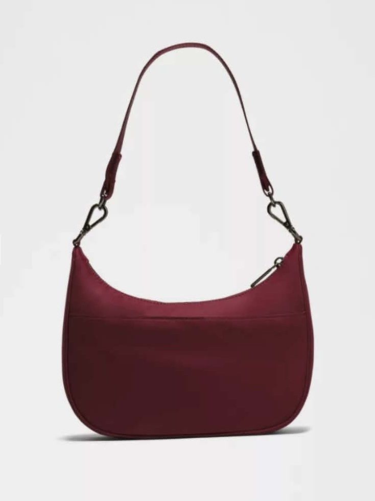 Shoulder bag 3L (Category: Luxury Bags & Wallets) located in Muntinlupa City. Submitted by mabelleadr46801 (Listing ID 1463422004, Image 3). Description: Freshdrop from London Why Lululemon made this Elevate your look while you organize your day. This mini shoulder bag’s classic shape tucks easily under your arm while intentional pockets help you keep it all together. Fit and Features Measurements Dimensions: 25.5cm x 7cm x 19.5cm (10” x 2.8” x 7