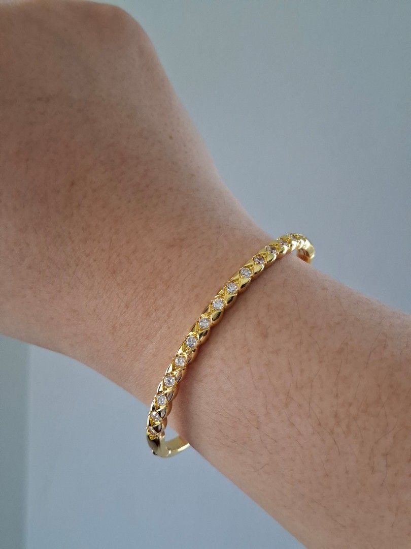 SIMPLE gold Stones Bangle Bracelet (Category: Bracelets) located in Dasmarinas. Submitted by danabrie22 (Listing ID 1463550746, Image 1). Description: very well-made, excellent crafstmanship 10/10 condition brand new stainless steel & white crystal-colored cubic zirconia stones made in Hongkong.