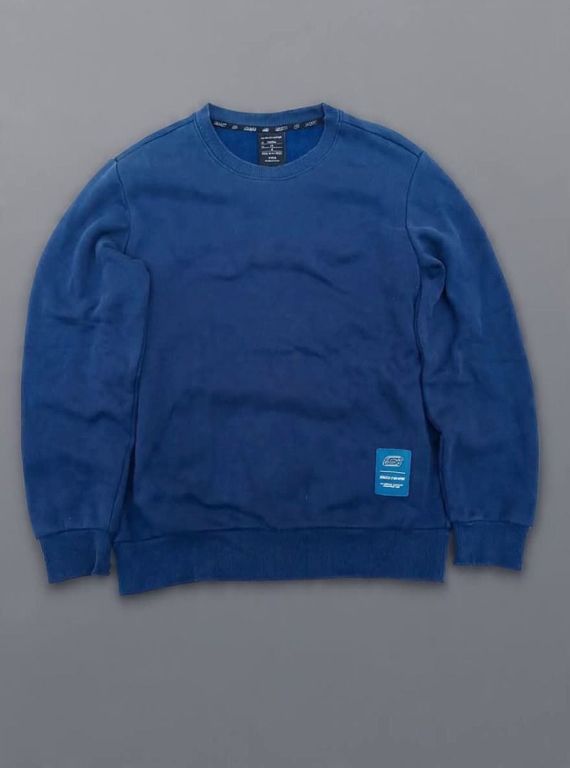 Skechers Blue Crewneck Sweatshirt (Category: Coats, Jackets and Outerwear) located in Caloocan City. Submitted by hoodiegeng (Listing ID 1463410247, Image 1). Description: - Classic blue crewneck sweatshirt - Comfortable and casual design - Features a small, subtle tag detail on the side - Ideal for everyday wear - Versatile: pairs easily with jeans or shorts.