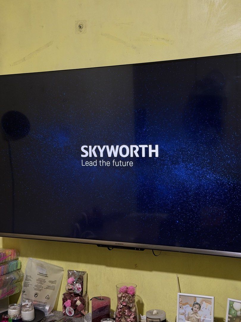 Skyworth SW-22SA 55" Google TV (Category: TV) located in Caloocan City. Submitted by catwonrideul (Listing ID 1463386275, Image 1). Description: NEGOTIABLE. Bought for ₱28,990 at SM Store. - Working well. Walang dents sa LCD, sides, and sa likod. May plastic film pa 'yung area ng logo. - Wala na 'yung stand, 'di na makita. Naka wall mount rin kami, will give for free 'yung bracket for wall mount..