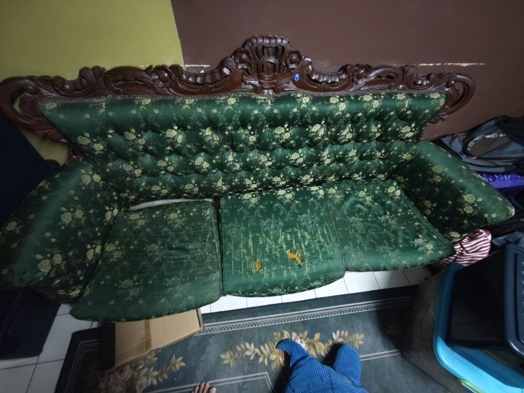 SOFA KAYU + KABINET TV (Category: Other Home Decor) located in Shah Alam. Submitted by thriftculture_izz (Listing ID 1463334795, Image 2). Description: Condition sofa 7/10 👍✅ ade dua set Condition kabinet tv 7/10 👍✅.