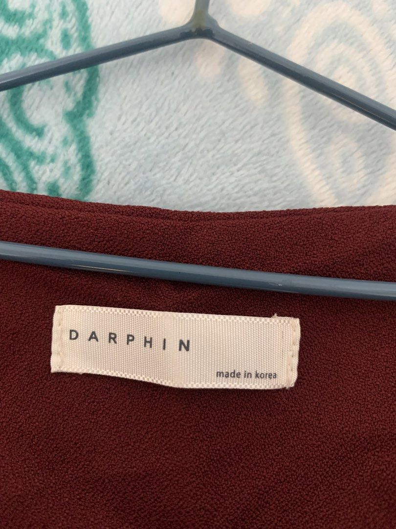 Solid Maroon Long Sleeve Blouse (Category: Longsleeves) located in Caloocan City. Submitted by jjasss.mn_ (Listing ID 1463335908, Image 3). Description: Features V Neckline and Stylish Flared Bell Sleeves. Length from shoulder to waistline is 21 inches. Can fit up to Large but I'm afraid super sikip na for the arms to fit. Linen Fabric..