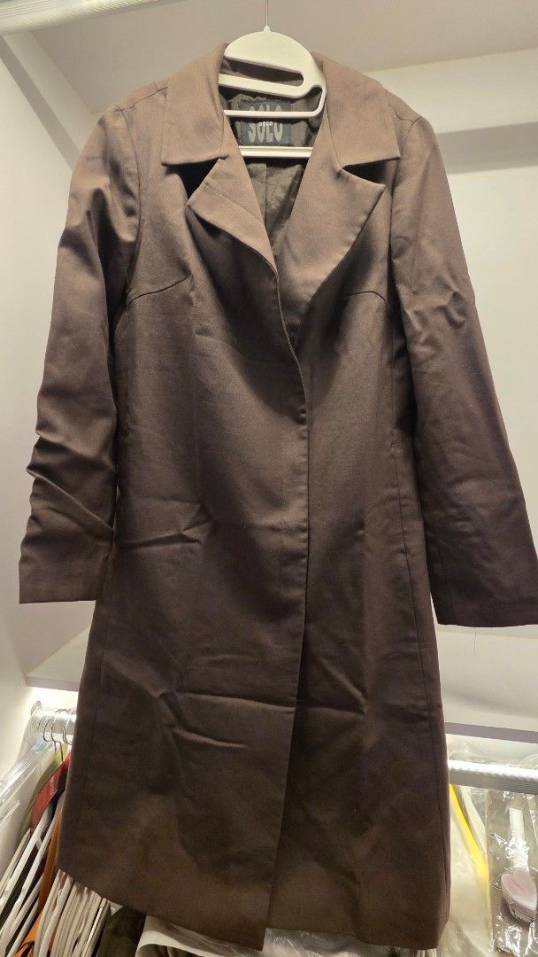 SOLO Brown Trench Coat (Category: Coats, Jackets and Outerwear) located in Mandaluyong City. Submitted by loijiminigo (Listing ID 1463453555, Image 1). Description: - SOLO brown blazer - Classic lapel design - Standard fit - Ideal for smart casual or work wear - Simple and versatile.