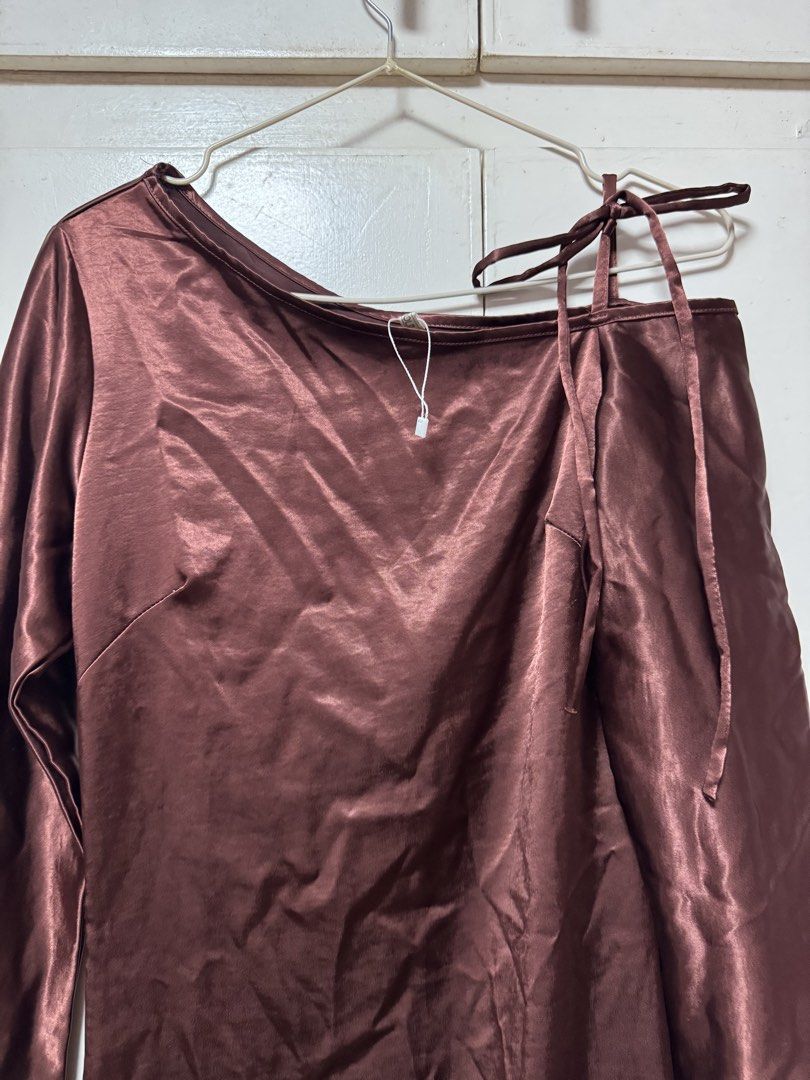 Stella Two Way Long Gown - Satin Brown (Category: Evening dresses & gowns) located in Manila. Submitted by anyabananana (Listing ID 1463399716, Image 2). Description: - Rich brown satin long gown - Unique one-shoulder design with tie details - Long sleeves Never worn Fits small.