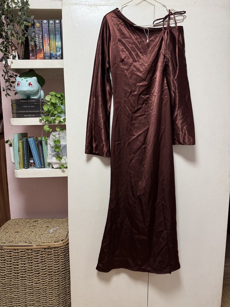 Stella Two Way Long Gown - Satin Brown (Category: Evening dresses & gowns) located in Manila. Submitted by anyabananana (Listing ID 1463399716, Image 1). Description: - Rich brown satin long gown - Unique one-shoulder design with tie details - Long sleeves Never worn Fits small.