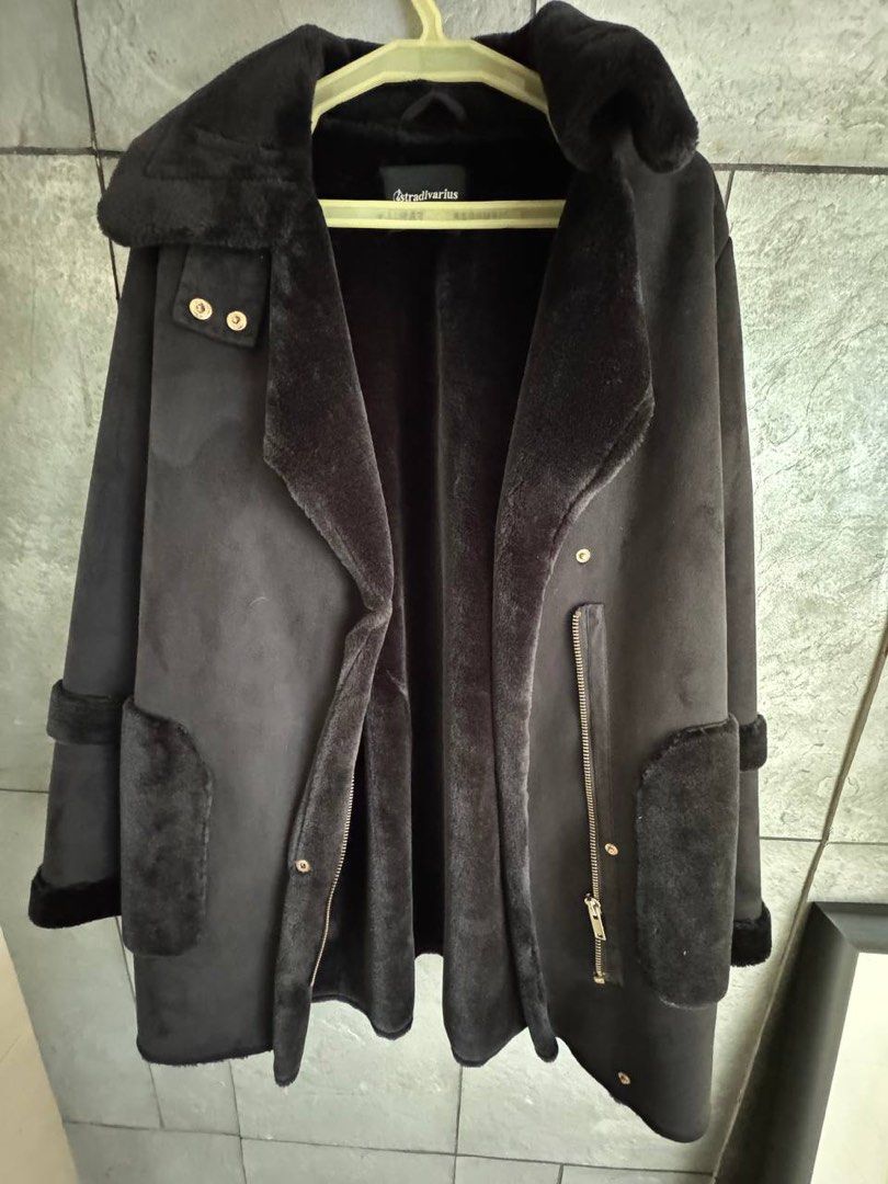 Stradivarius Black Faux Fur Lined Coat (Category: Coats, Jackets and Outerwear) located in Taguig. Submitted by anxmz (Listing ID 1463464833, Image 1). Description: - Stradivarius coat - Super warm with faux fur lining - Zipper pockets - Button closure - Ideal for colder weather - Size: Medium (M).