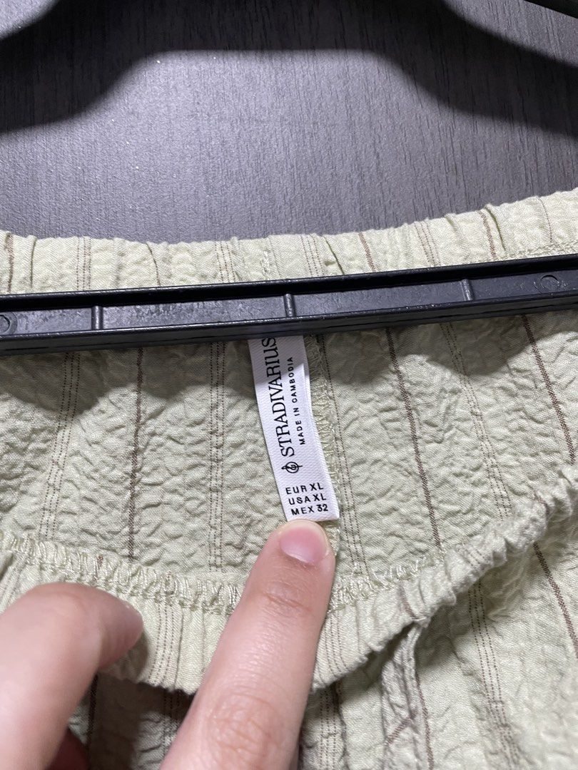 Stradivarius Light Green Textured Wide Leg Pants (Category: Other Bottoms) located in Makati City. Submitted by cm_preloved (Listing ID 1463510458, Image 2). Description: - Light green pants from Stradivarius - Textured fabric with brown vertical stripes - Comfortable elastic waistband with drawstring - wide-leg silhouette - Size XL - barely used.