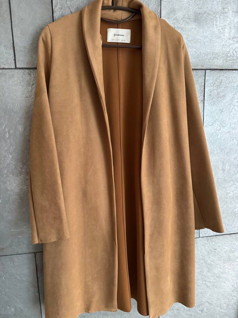 Stradivarius Suede-like Open Front Coat (Category: Coats, Jackets and Outerwear) located in Taguig. Submitted by anxmz (Listing ID 1463404537, Image 1). Description: - Tan coloured open front coat - Suede-like material - Ideal for layering over outfits - Simple and chic design - Suitable for cooler weather.