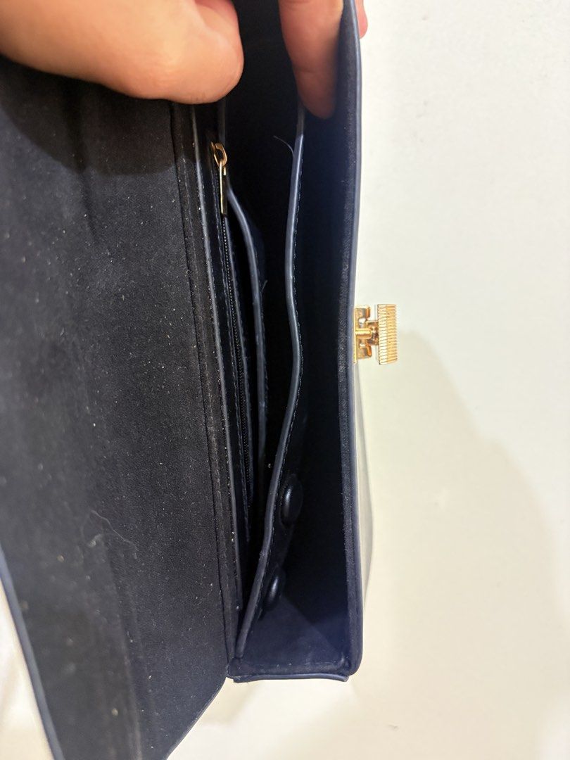 Straight forward bag (Category: Waste Bins & Bags) located in Caloocan City. Submitted by theartmonster (Listing ID 1463417645, Image 3). Description: - Bought from the SM moa sale -sign of usage - Still presentable . No refund unless not stated .shipping fee shouldered by the buyer .
