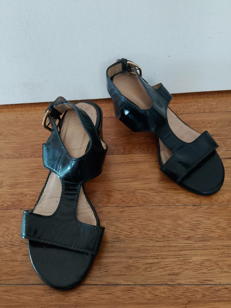 Stuart Weitzman Black Patent Leather T-Strap Block Heels (Category: Heels) located in Manila. Submitted by istinbari05430 (Listing ID 1463412584, Image 1). Description: 23 cm Size 5-5.5.