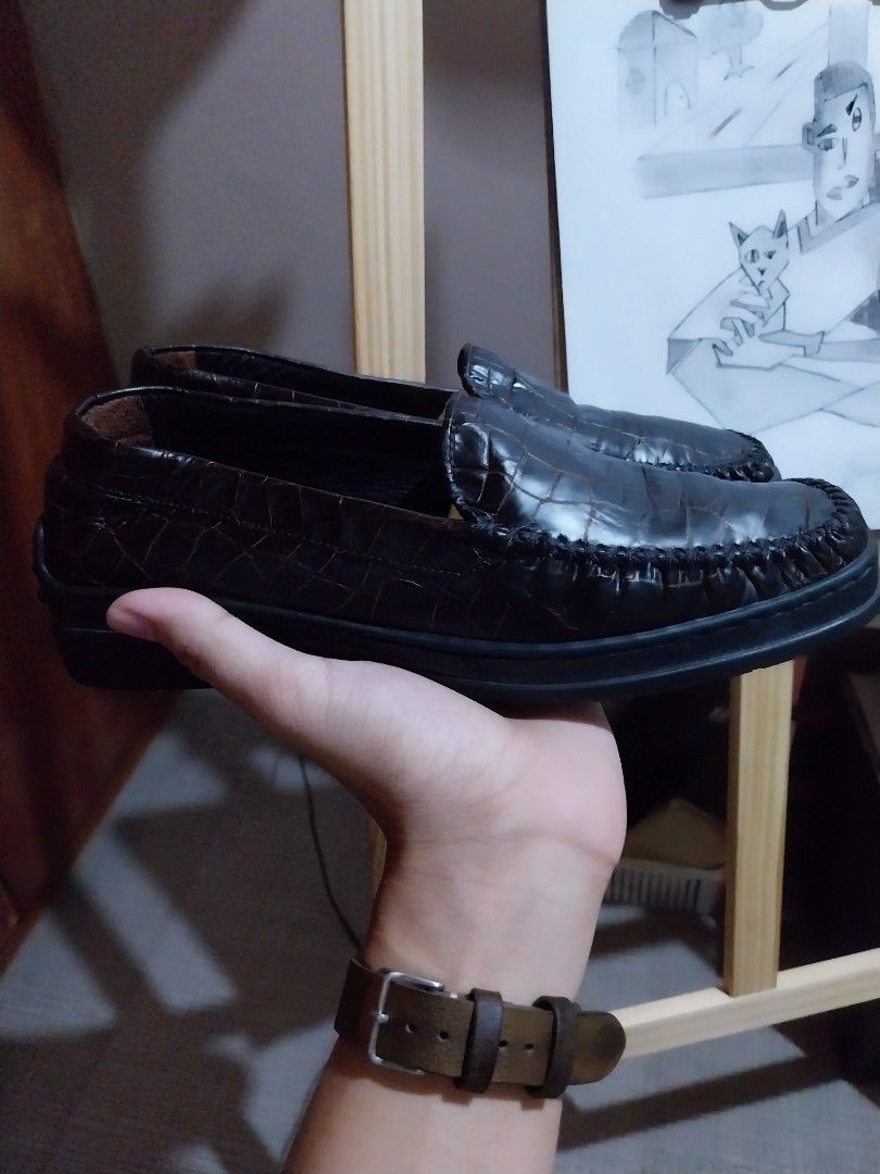 Stuart Weitzman Crocodile Embossed Loafers (Category: Loafers) located in Manila. Submitted by j.dlh (Listing ID 1463359701, Image 3). Description: - Dark brown Stuart Weitzman loafers - Size 6½ - Not used - Crocodile embossed pattern on uppers - Classic slip-on style - Chunky lug sole for excellent grip - Made in Spain - Perfect for dressing up or down.