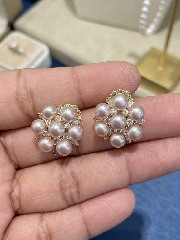 Stud Elegant Stud Earrings (Category: Earrings) located in Pasig City. Submitted by racmantomara31 (Listing ID 1463405031, Image 2). Description: .