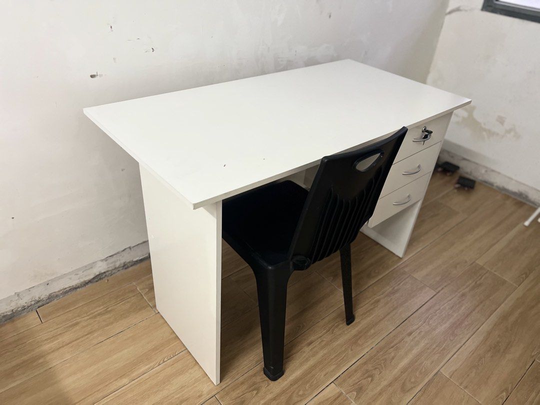 Study table / computer desk (Category: Tables & Sets) located in Sungai Buloh. Submitted by arif.preloved_7 (Listing ID 1463477710, Image 2). Description: item : Study table / computer desk Package : desk & chair Condition : No damage parts self collect Sg Buloh only.