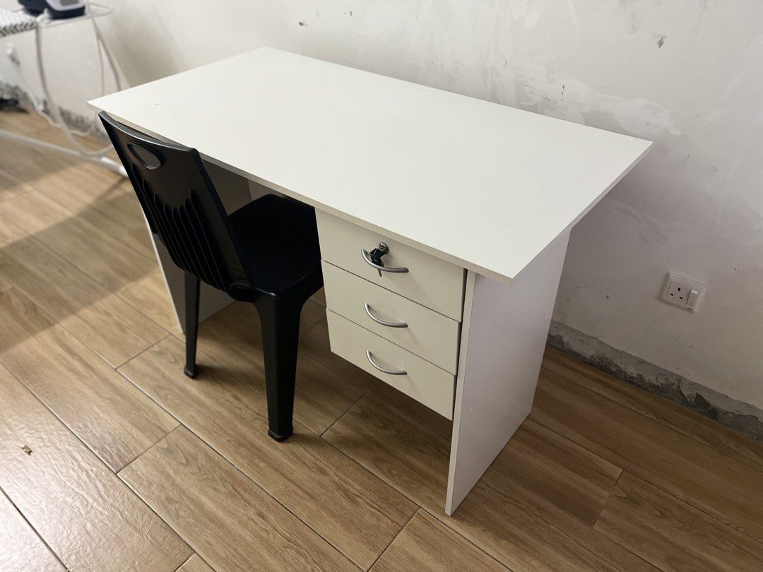 Study table / computer desk (Category: Tables & Sets) located in Sungai Buloh. Submitted by arif.preloved_7 (Listing ID 1463477710, Image 3). Description: item : Study table / computer desk Package : desk & chair Condition : No damage parts self collect Sg Buloh only.