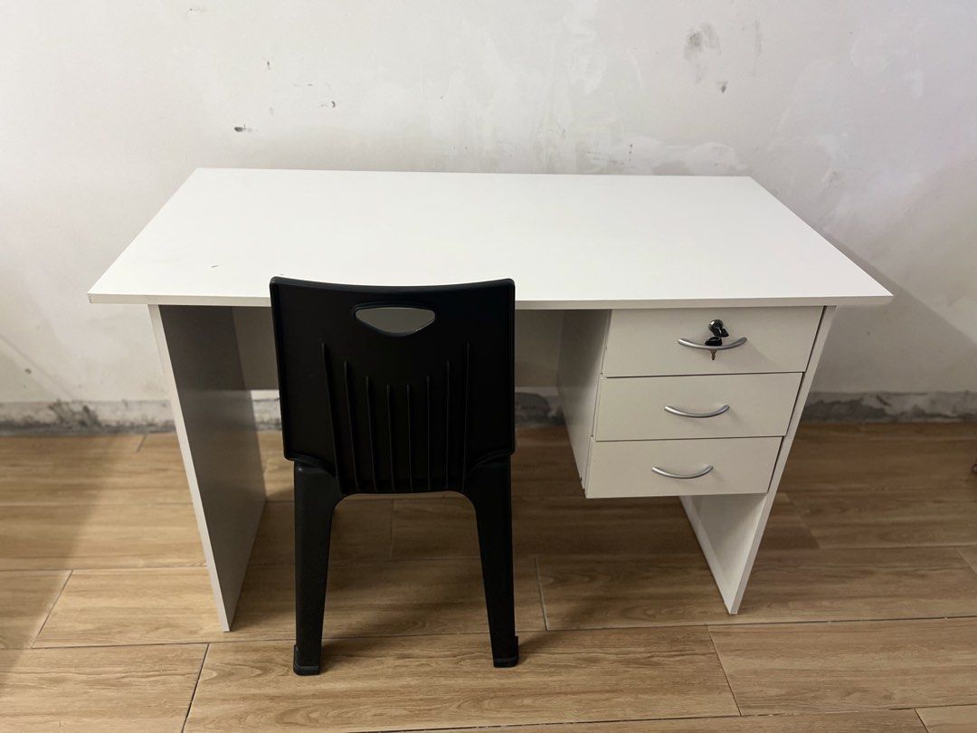 Study table / computer desk (Category: Tables & Sets) located in Sungai Buloh. Submitted by arif.preloved_7 (Listing ID 1463477710, Image 1). Description: item : Study table / computer desk Package : desk & chair Condition : No damage parts self collect Sg Buloh only.