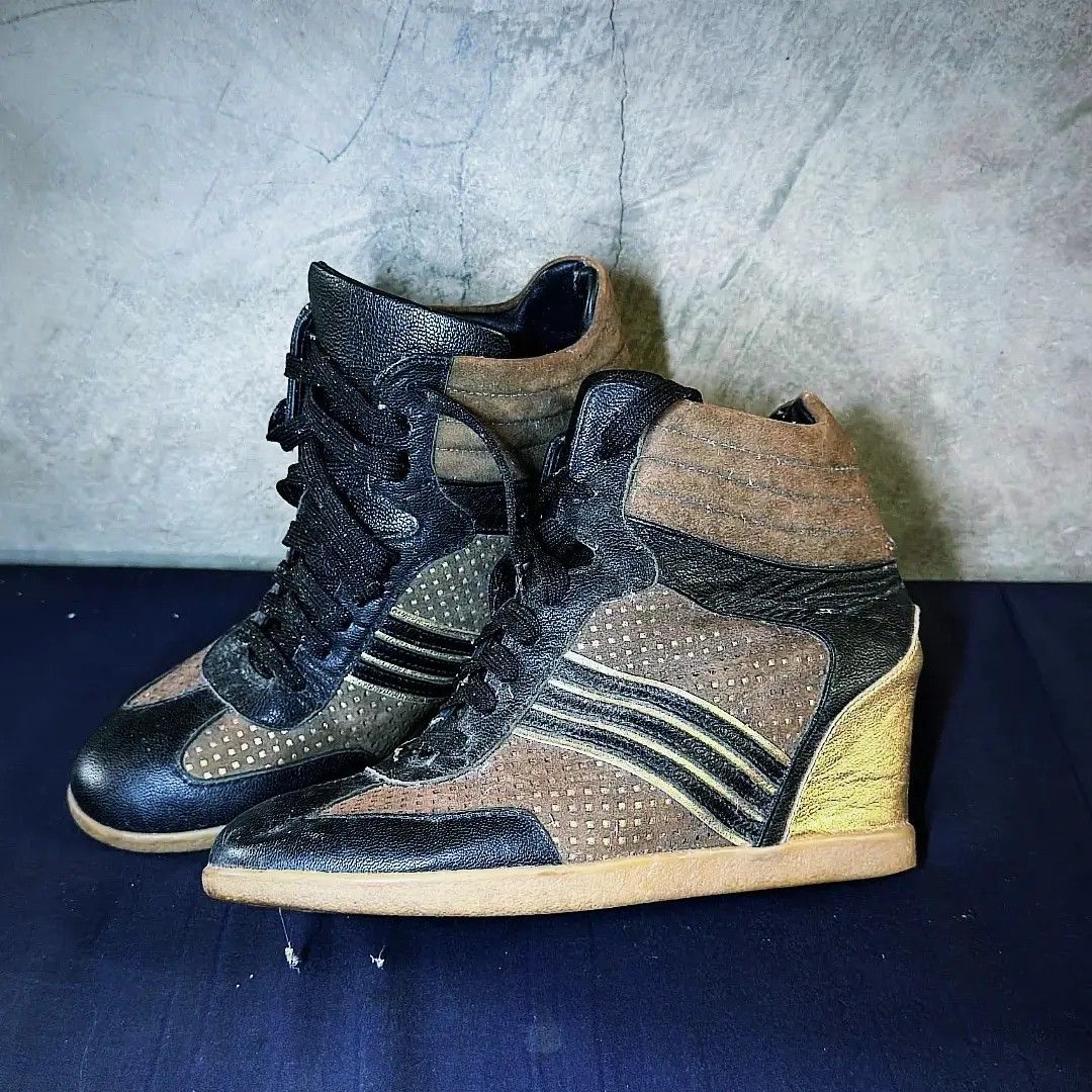 SUPER COOL RANDOM WEDGE (Category: Wedges) located in Mati. Submitted by franks.collection (Listing ID 1463368623, Image 1). Description: NEED WASH SINCE MAY DUSTS VISIBLE NAMAN SA PIC SIZE 37.