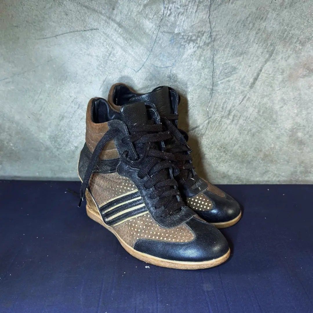 SUPER COOL RANDOM WEDGE (Category: Wedges) located in Mati. Submitted by franks.collection (Listing ID 1463368623, Image 3). Description: NEED WASH SINCE MAY DUSTS VISIBLE NAMAN SA PIC SIZE 37.