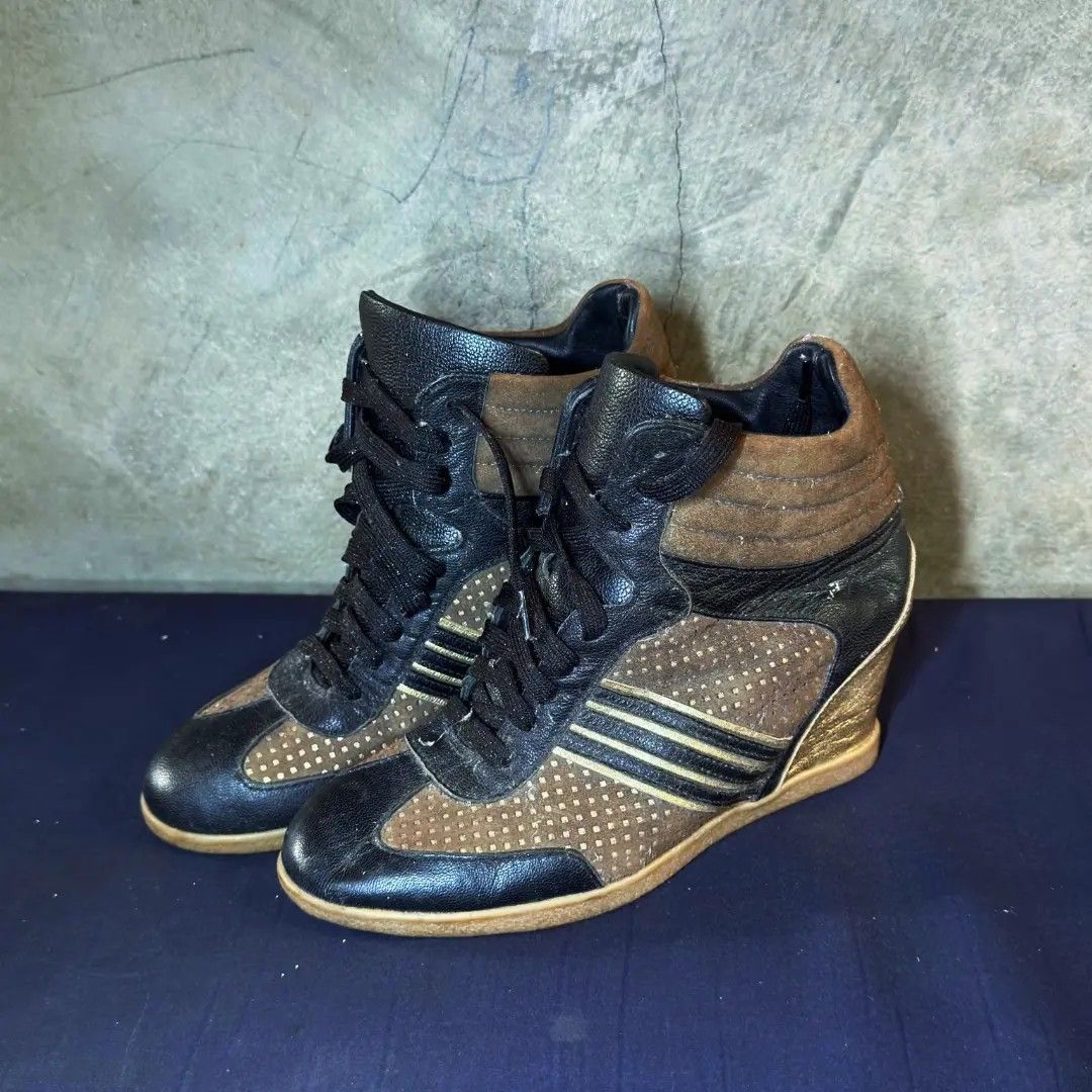 SUPER COOL RANDOM WEDGE (Category: Wedges) located in Mati. Submitted by franks.collection (Listing ID 1463368623, Image 2). Description: NEED WASH SINCE MAY DUSTS VISIBLE NAMAN SA PIC SIZE 37.
