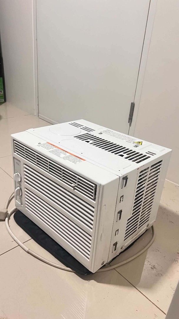 TCL Window Air Conditioner Unit (Category: Air Conditioning and Heating) located in Manila. Submitted by cassey23 (Listing ID 1463448049, Image 2). Description: - White TCL Window Air Conditioner - Simple controls: Temperature and Fan Speed knobs - Power cord included - Vents on top and sides - Minor cosmetic dust and marks on casing - Ready for pickup RSF: Need funds po. 1 year pa lang nagagamit. No damage at all po. .