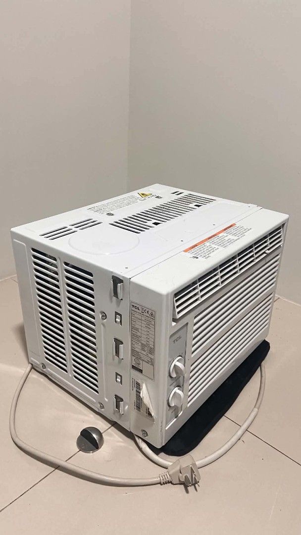 TCL Window Air Conditioner Unit (Category: Air Conditioning and Heating) located in Manila. Submitted by cassey23 (Listing ID 1463448049, Image 3). Description: - White TCL Window Air Conditioner - Simple controls: Temperature and Fan Speed knobs - Power cord included - Vents on top and sides - Minor cosmetic dust and marks on casing - Ready for pickup RSF: Need funds po. 1 year pa lang nagagamit. No damage at all po. .