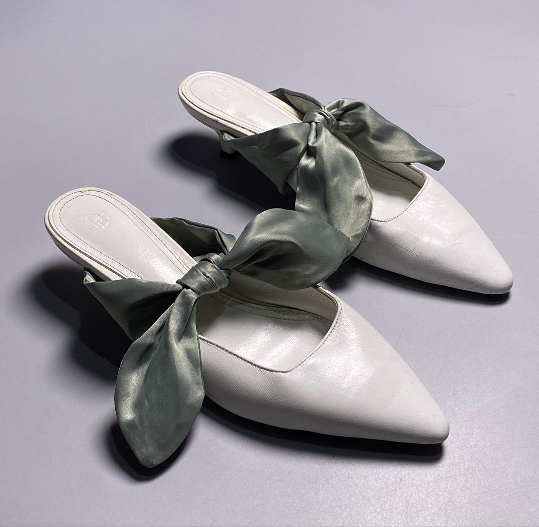 The Row Kitten Heel Coco Leather Mules (Category: Heels) located in Bacolod City. Submitted by quiarakazelxx (Listing ID 1463475948, Image 1). Description: Size: 37 Flaws: Just a normal sign of used •(See last pic) •Comes With iconic Coco Leather Mules by luxury fashion house The Row, Featuring their distinct pointed-toe silhouette, low kitten heel, and oversized satin-ribbon bow Pm for more details📩.