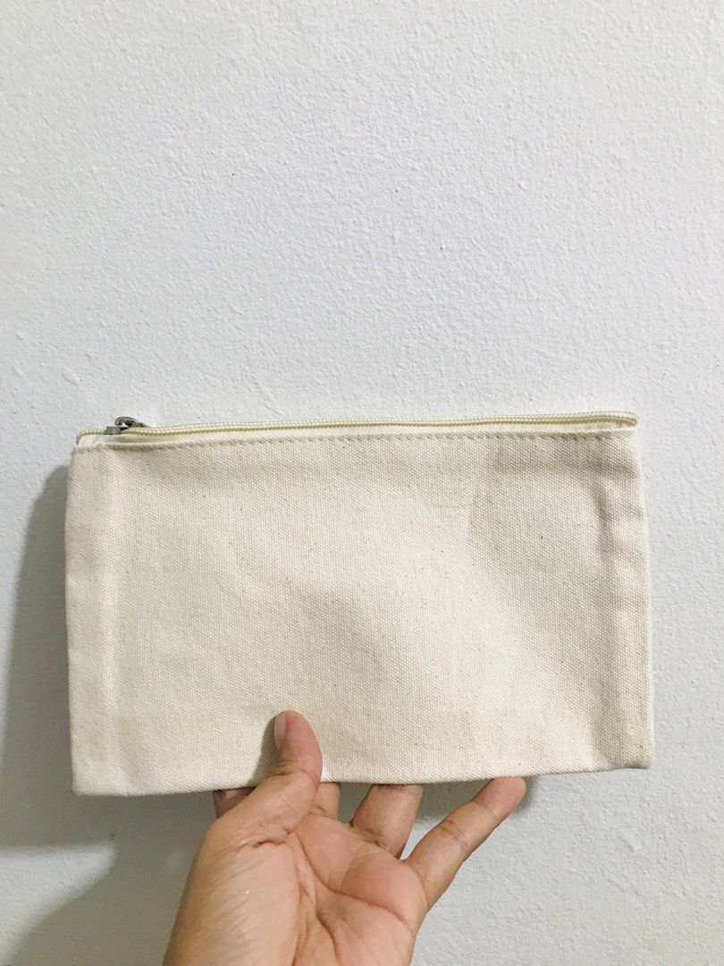 THICK CANVAS POUCH (Category: Purses & Pouches) located in Gamu. Submitted by 2022bagsbunny (Listing ID 1463394254, Image 2). Description: .