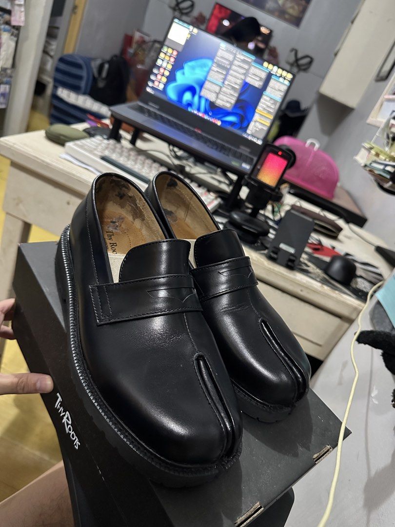 Thy Roots Tabi Loafers (Black) (Category: Casual Shoes) located in Manila. Submitted by efmdino (Listing ID 1463456285, Image 1). Description: - Brand: Thy Roots - Size: 9US / 27cm - Material: Black Leather - Style: Tabi Loafers with unique split-toe design - Condition: Lightly used (used 5-7 times only) - SRP: 6500 php - Issue: Dirt in insoles and collar padding - RFS: decluttering - Negotiable.