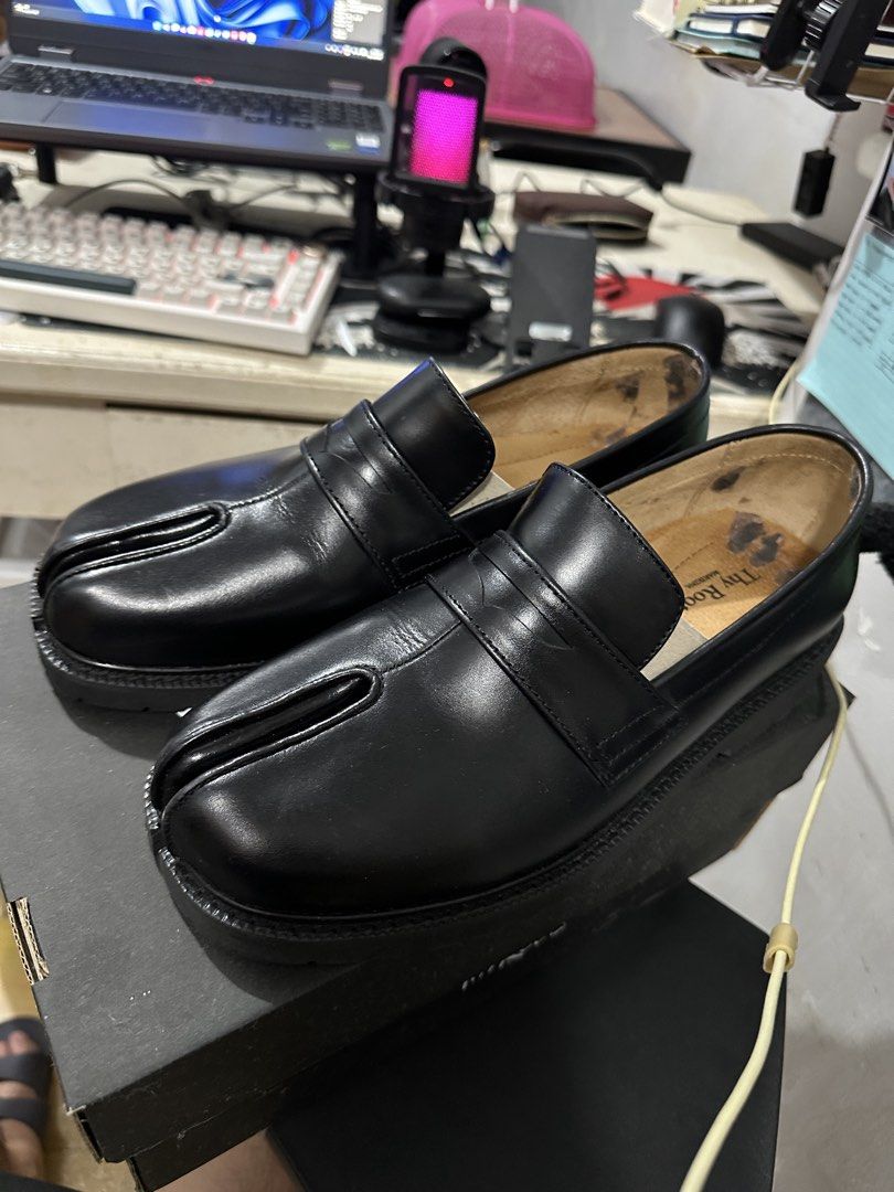 Thy Roots Tabi Loafers (Black) (Category: Casual Shoes) located in Manila. Submitted by efmdino (Listing ID 1463456285, Image 3). Description: - Brand: Thy Roots - Size: 9US / 27cm - Material: Black Leather - Style: Tabi Loafers with unique split-toe design - Condition: Lightly used (used 5-7 times only) - SRP: 6500 php - Issue: Dirt in insoles and collar padding - RFS: decluttering - Negotiable.