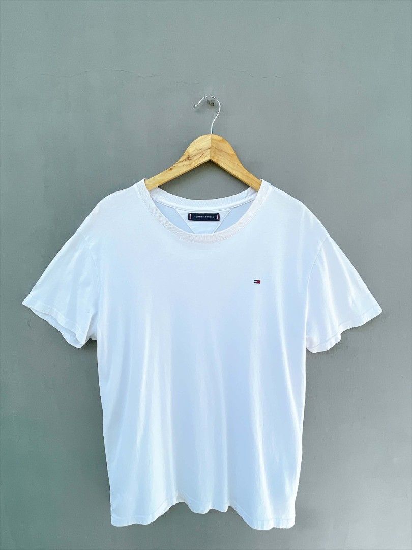 Tommy Hilfiger (Category: Activewear) located in San Nicolas. Submitted by lictawajre19642 (Listing ID 1463397959, Image 1). Description: Size: M-L Width :19.5 Length :26 CR:9.5/10 Issue :mejo maluwag neckline.