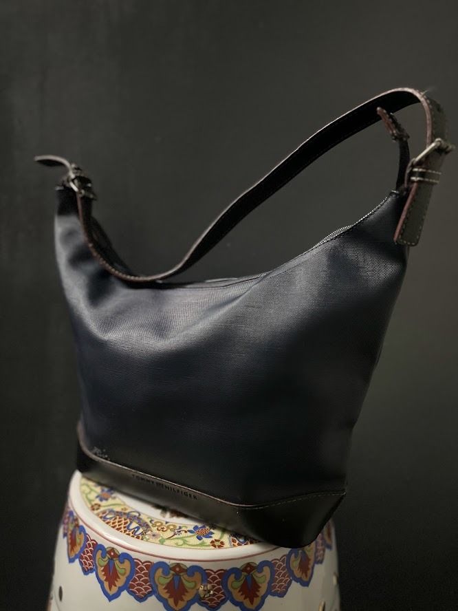 Tommy Hilfiger Navy Blue Shoulder Bag (Category: Shoulder Bags) located in Caloocan City. Submitted by zealgem_d3432f (Listing ID 1463528308, Image 1). Description: - Navy blue Tommy Hilfiger shoulder bag - Classic hobo style - Dark brown trim and strap details - Perfect for everyday use - Spacious interior with a clean lining *Note: Little white stain on the back. Please feel free to message me if there are any inquiries or requests for more pic