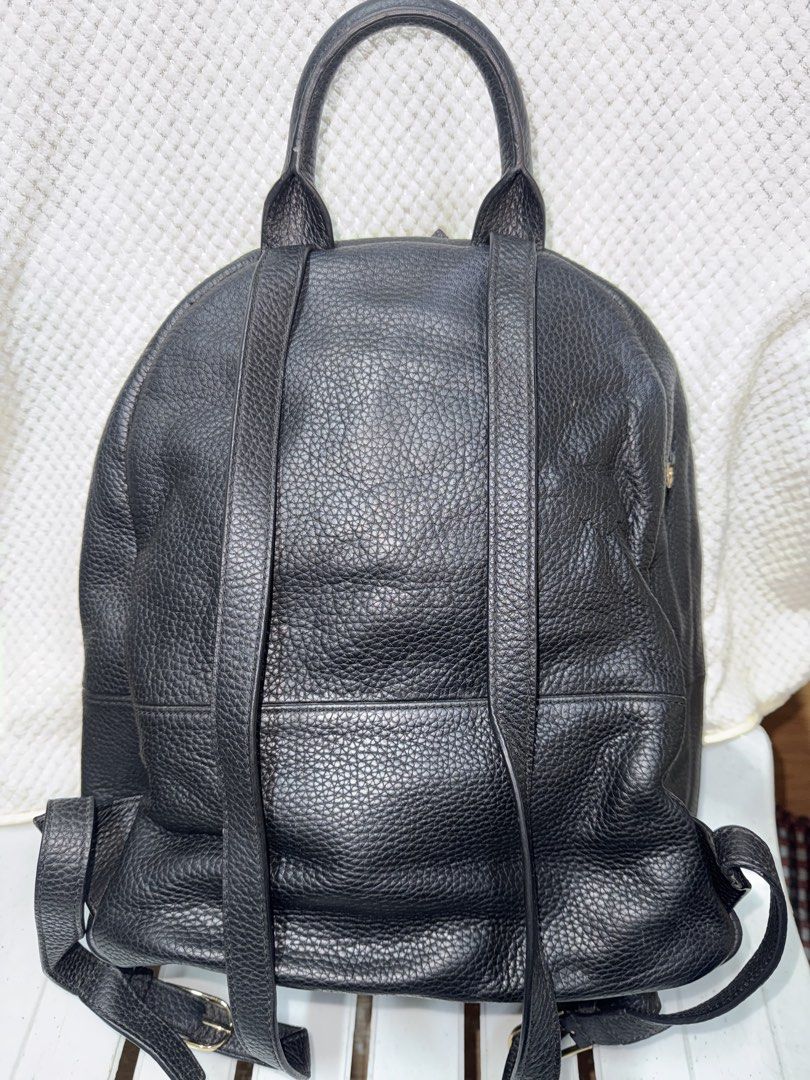 Tory (Category: Luxury Bags & Wallets) located in Manila. Submitted by jm_jm88 (Listing ID 1463400820, Image 2). Description: Measurement 12 x 14.