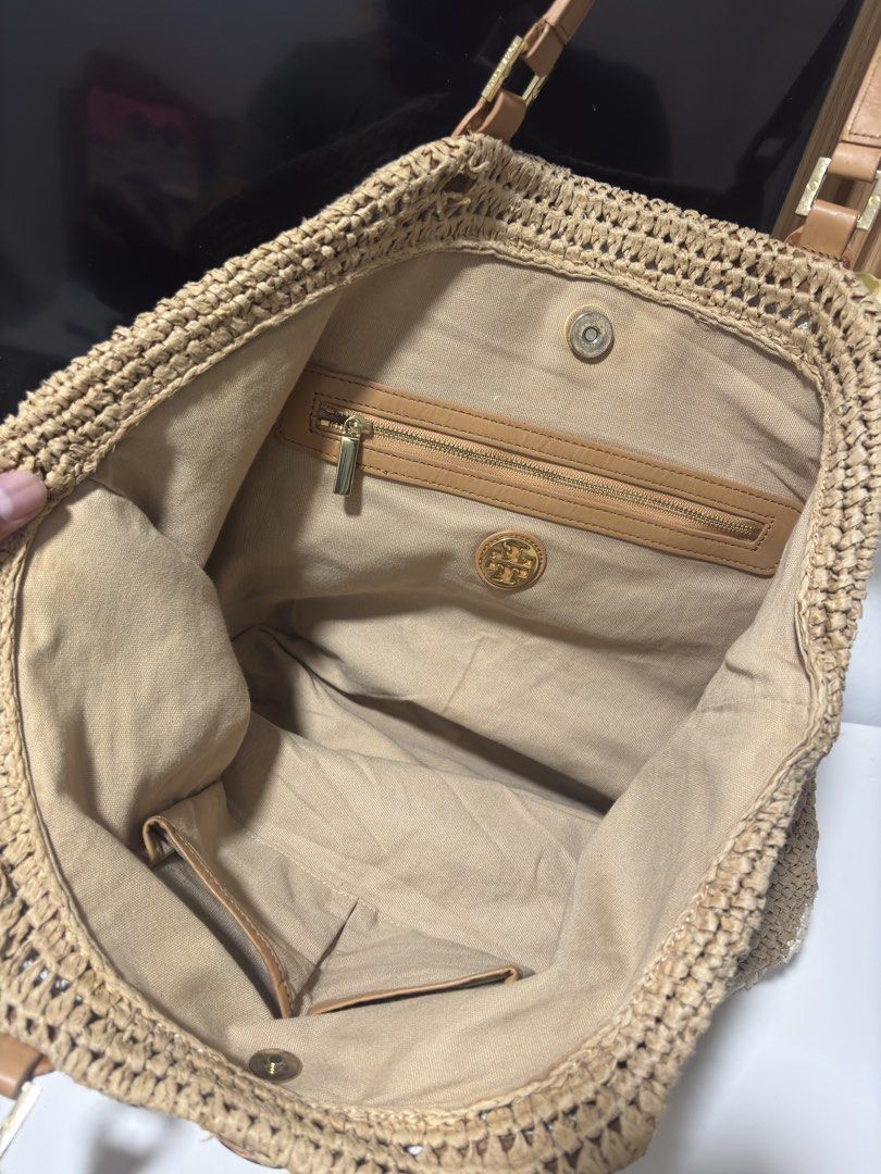 Tory burch tote (Category: Luxury Bags & Wallets) located in Dasmarinas. Submitted by arthrthriftcop. (Listing ID 1463442524, Image 2). Description: Tory Burch Good condition Actual measure by inches, Height 15 in, Width 9 in, Feel free to inquire quick replies.