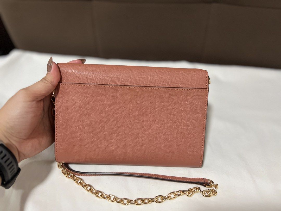 Tory Burch WOC (Category: Luxury Bags & Wallets) located in Cabanatuan. Submitted by hellorhea (Listing ID 1463461718, Image 3). Description: Flaw: there's no dust bag and card .
