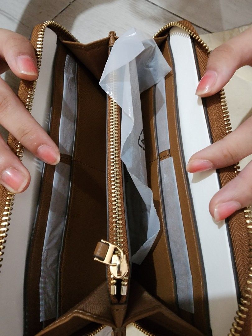 Tory Burch Zip Around Wallet - Moose (Category: Wallets & Card holders) located in Quezon City. Submitted by acm.isa (Listing ID 1463387326, Image 3). Description: For sale: Tory Burch Women's Emerson Wristlet Zip Continental Wallet with Gold Tone Hardware Interior Details: 2 cash compartments, 8 card slots, 1 center zip pocket. Dimensions: 7.5"L x 4"H x 1"W Negotiable. Please PM if interested. Thanks .