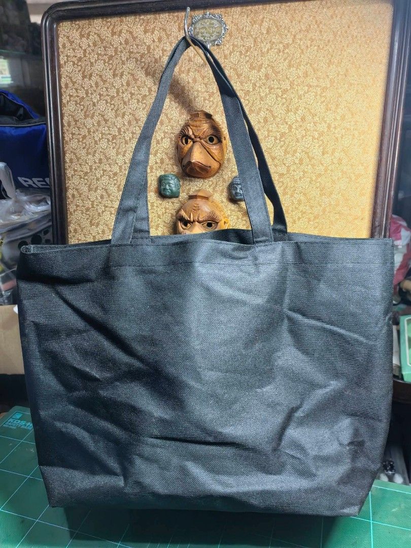 Tote Bag (Category: Tote Bags) located in Cebu City. Submitted by dudes_villanueva (Listing ID 1463335108, Image 2). Description: Tote Bag In excellent condition Size: L16in x W5in x H10in.