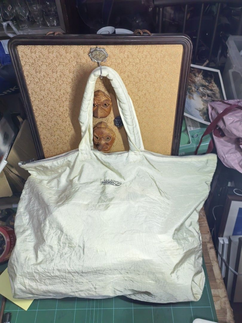 Tote Travel Bag (Category: Tote Bags) located in Cebu City. Submitted by dudes_villanueva (Listing ID 1463336217, Image 1). Description: Tote Travel Bag In good condition - light discoloration Size: L22in x H17in.