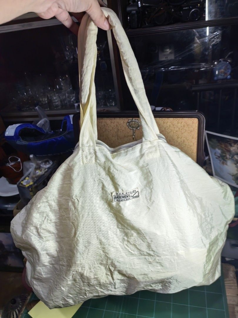 Tote Travel Bag (Category: Tote Bags) located in Cebu City. Submitted by dudes_villanueva (Listing ID 1463336217, Image 2). Description: Tote Travel Bag In good condition - light discoloration Size: L22in x H17in.