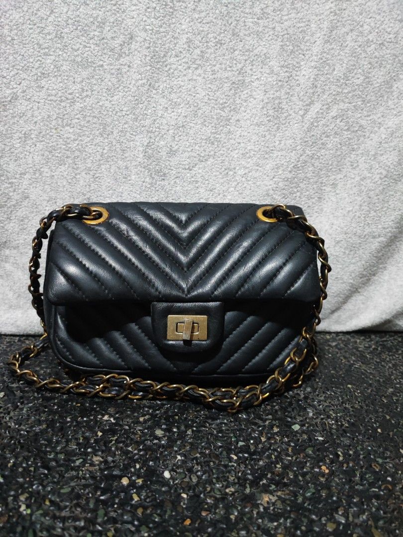 Tough genuine leather small chain bag (Category: Announcements) located in Baguio. Submitted by ozara.06 (Listing ID 1463539238, Image 1). Description: tough small convertible chain bag small size kasya phone tarnished hardware 600.