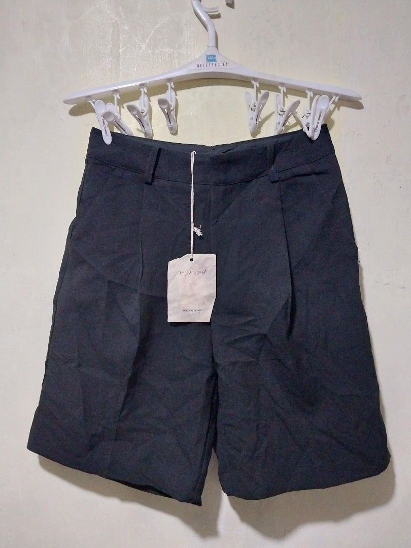 T-Platform Original Design Black pleated Shorts (Category: Shorts) located in Manila. Submitted by PrinceDani.Clothing (Listing ID 1463464415, Image 1). Description: Black trouser shorts size 28in waist 19in length New with tag .