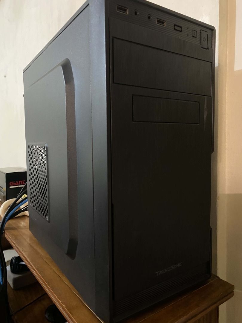 Trendsonic ATX Computer Case (Category: Computer Parts) located in Caloocan City. Submitted by clarenohctis (Listing ID 1463348101, Image 1). Description: - Black ATX computer case - Front USB ports and audio jacks - Ample drive bay space - Ideal for custom PC builds - Sold as is.