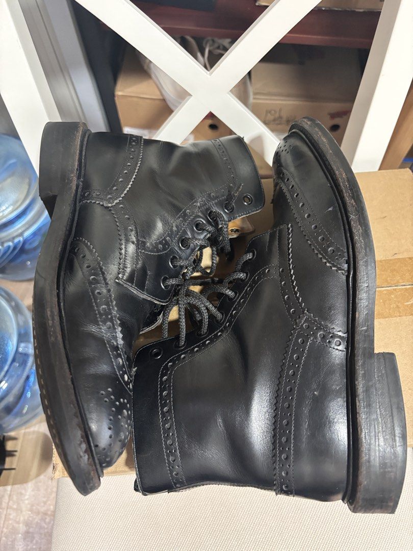 Trickers （分類：靴）位於 Hong Kong。 由 seffw 提交（商品編號 1463345141，圖片 4）。簡介： 英倫手工經典！Tricker’s Stow 黑色牛津雕花短靴（Size 7.5） 品牌型號：英國老牌 Tricker’s Stow (M5634)。 尺寸：UK 7.5。 特色：頂級真皮打造，經典 Wingtip 雕花設計，搭配耐磨舒適的 Dainite 橡膠大底。 新舊程度：有正常使用痕跡，皮質養出漂亮質感，鞋況良好。 價格：歡迎私訊查詢/小議。。